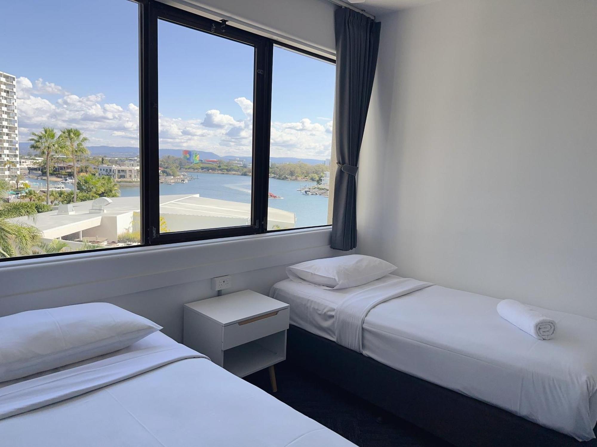 Tiki Hotel Apartments Surfers Paradise Guldkusten Rum bild