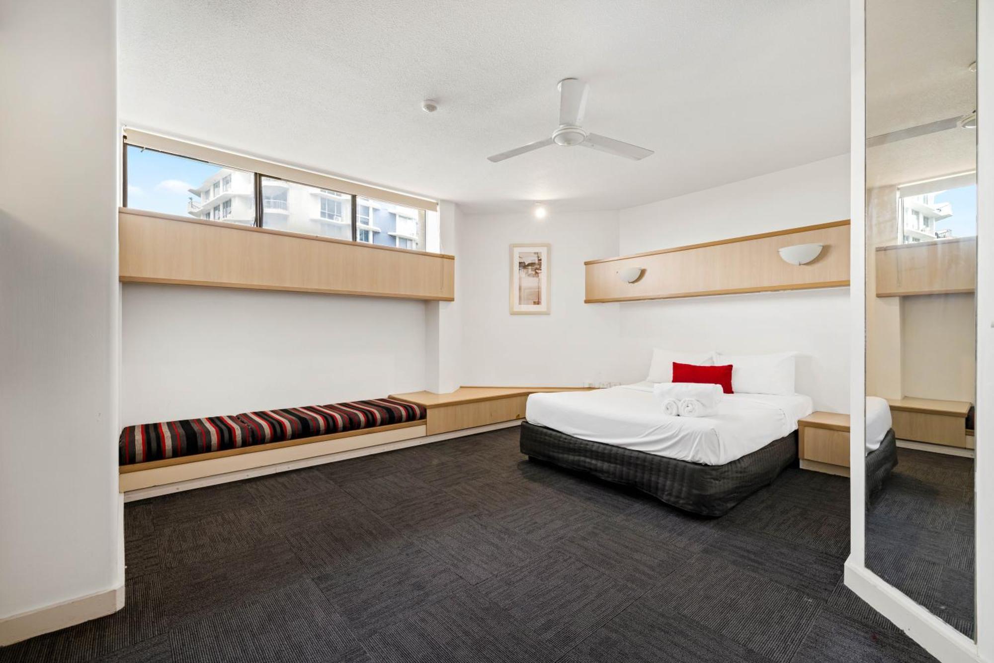 Tiki Hotel Apartments Surfers Paradise Guldkusten Exteriör bild