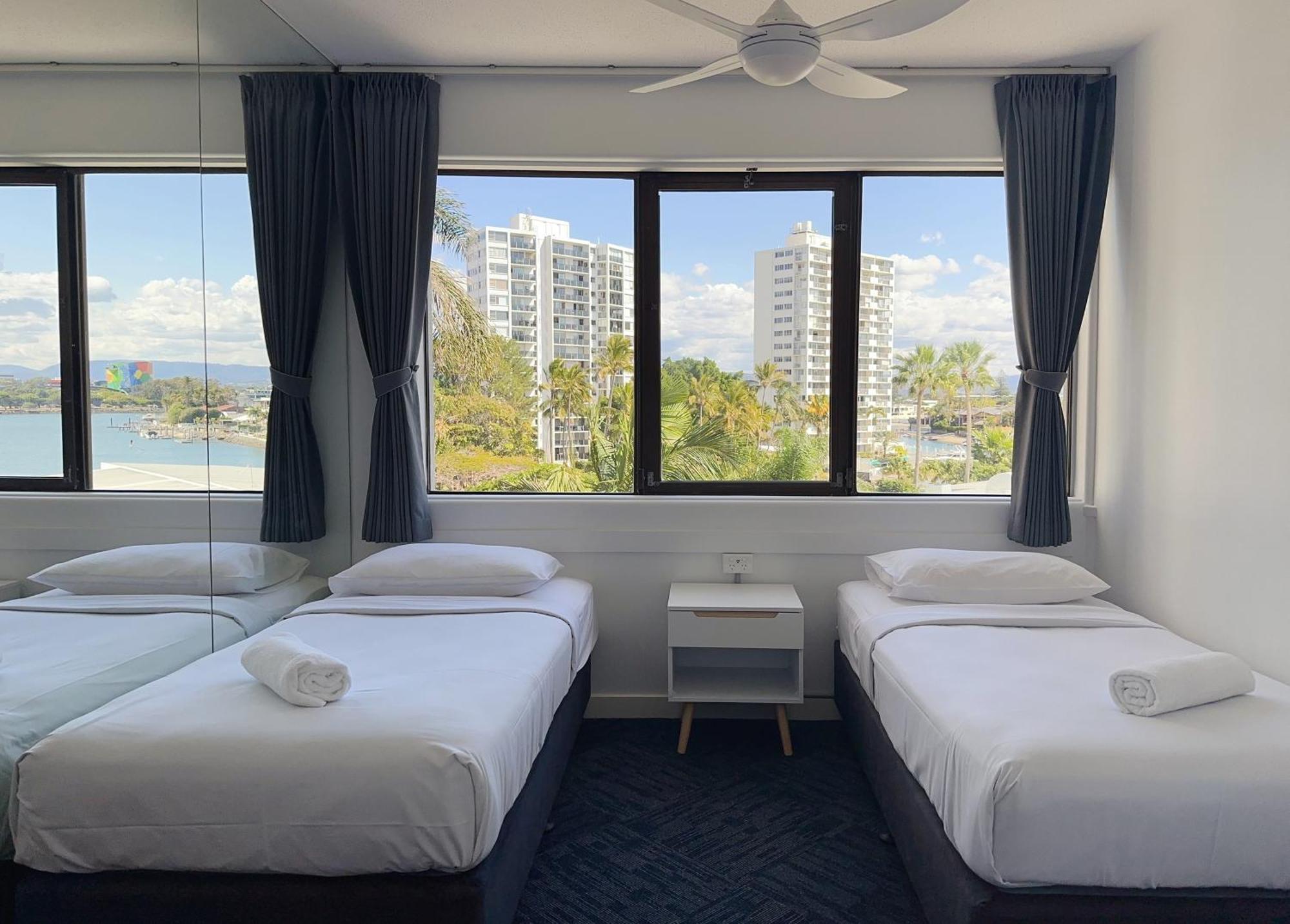 Tiki Hotel Apartments Surfers Paradise Guldkusten Rum bild