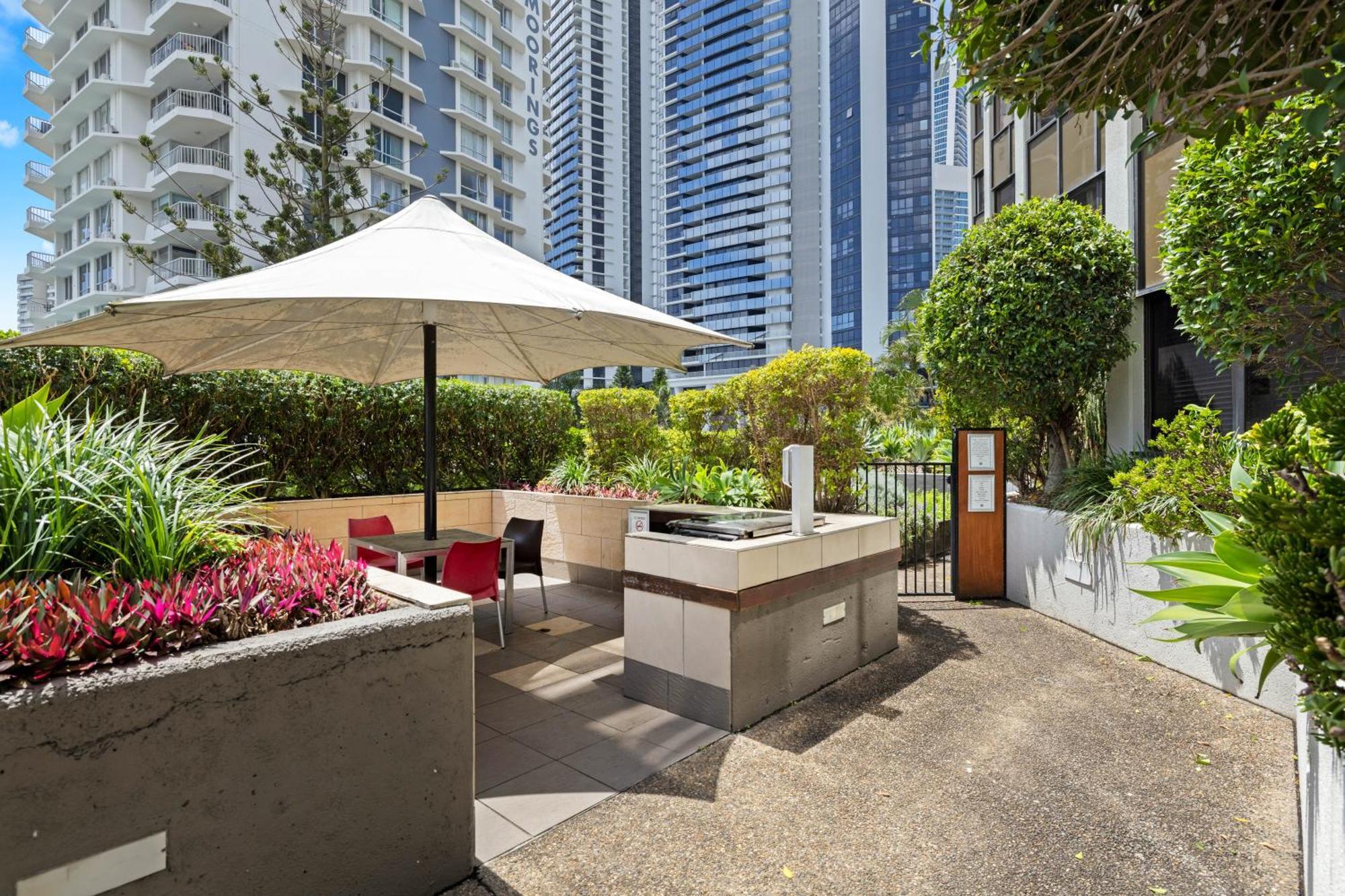 Tiki Hotel Apartments Surfers Paradise Guldkusten Exteriör bild