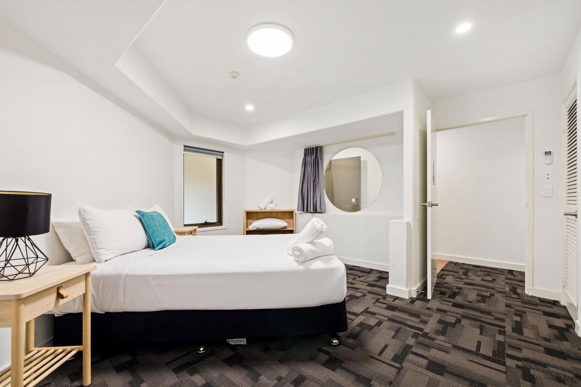 Tiki Hotel Apartments Surfers Paradise Guldkusten Rum bild