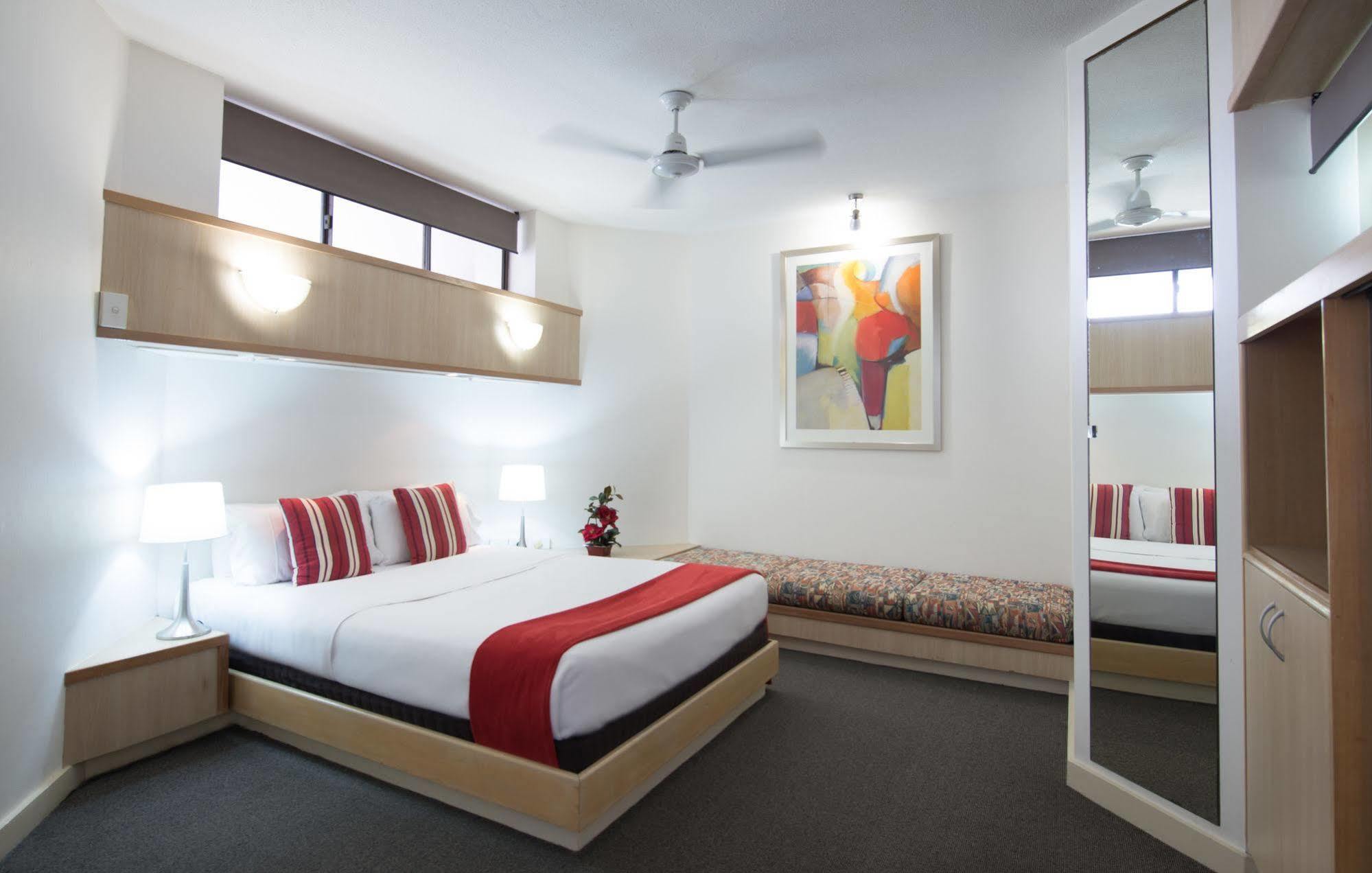 Tiki Hotel Apartments Surfers Paradise Guldkusten Exteriör bild